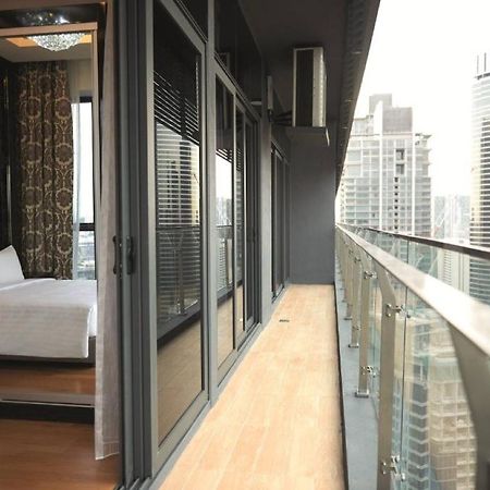 Hotel Dorsett Kuala Lumpur Exteriér fotografie A balcony in a hotel room